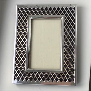 Ravissant Silver Plated Diamond Pattern Cut Out 4 X 6" Picture Frame